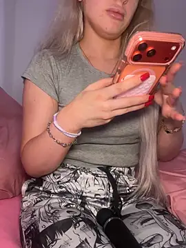 Holly-Glamour online show from 12-22-25, 01:35