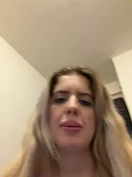 Snapshot of Holly-Glamour chatting on 06-17-26, 01:45 Holly-Glamour online show from 06-17-26, 01:45