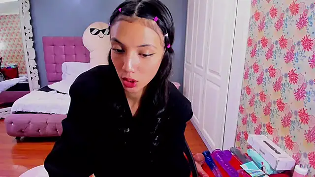 Snapshot of Iris_Stone_ chatting on 03-13-25, 09:05 Iris Stone online show from 03-13-25, 09:05