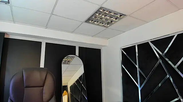 Snapshot of Ivanna18_x chatting on 11-16-25, 03:45 Ivanna18 x online show from 11-16-25, 03:45