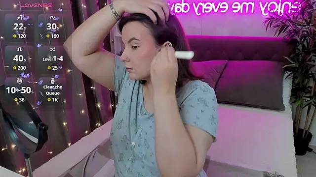 Snapshot of FeralPeach chatting on 10-03-25, 05:15 FeralPeach online show from 10-03-25, 05:15