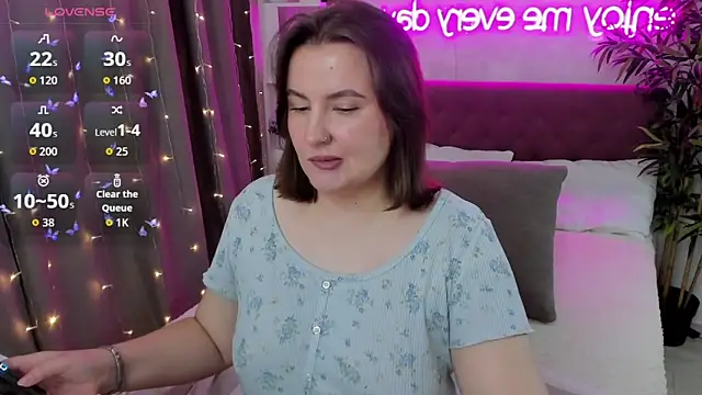 Snapshot of FeralPeach chatting on 10-15-25, 05:29 FeralPeach online show from 10-15-25, 05:29