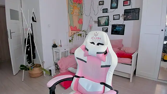 Mia Madden online show from 01-11-25, 05:20