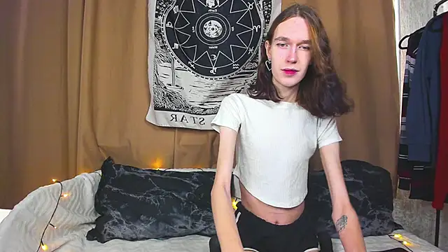 Snapshot of Calvin_and_Kevin chatting on 03-11-25, 04:43 Calvin and Kevin online show from 03-11-25, 04:43