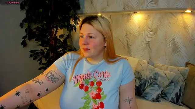 Snapshot of Ruth_Oliver chatting on 11-22-25, 01:04 Ruth Oliver online show from 11-22-25, 01:04