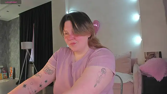 Snapshot of Ruth_Oliver chatting on 06-19-26, 09:24 Ruth Oliver online show from 06-19-26, 09:24