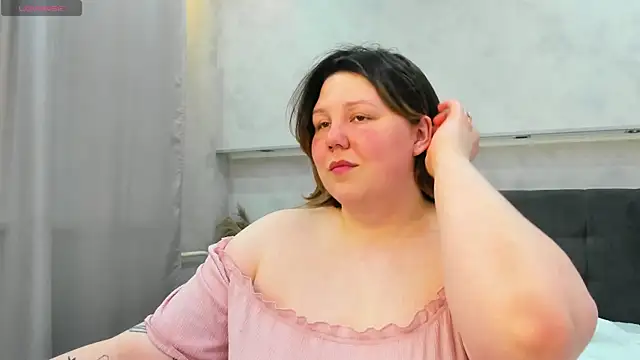 Snapshot of Ruth_Oliver chatting on 06-22-26, 01:07 Ruth Oliver online show from 06-22-26, 01:07