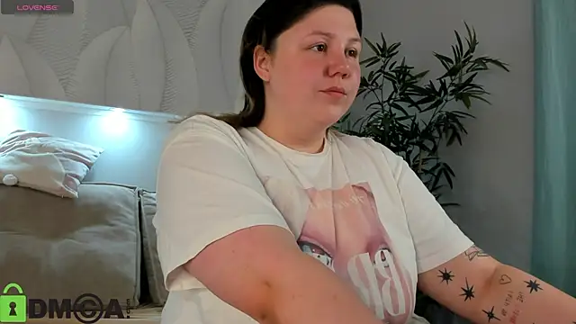 Snapshot of Ruth_Oliver chatting on 07-17-26, 01:12 Ruth Oliver online show from 07-17-26, 01:12