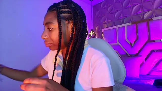 Snapshot of Queen_perla_ chatting on 04-26-26, 01:42 Queen perla online show from 04-26-26, 01:42