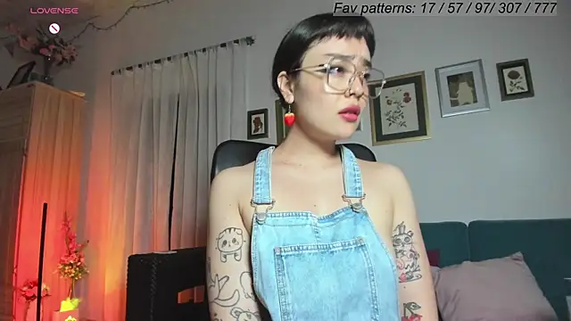 Snapshot of Conlosmichis chatting on 03-22-25, 11:53 Conlosmichis online show from 03-22-25, 11:53