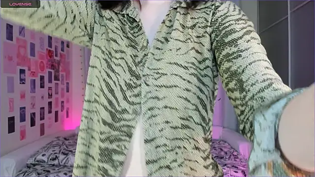 Snapshot of Vanessa_Verona chatting on 12-22-25, 05:04 Vanessa Verona online show from 12-22-25, 05:04