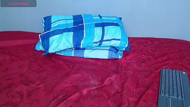 Snapshot of blue_violette_ chatting on 12-29-24, 08:26 blue violette online show from 12-29-24, 08:26