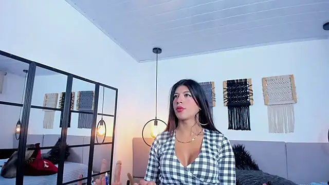 Snapshot of Sweet_camille chatting on 10-21-25, 02:12 Sweet camille online show from 10-21-25, 02:12