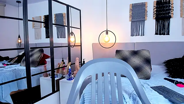 Snapshot of Sweet_camille chatting on 11-14-25, 04:00 Sweet camille online show from 11-14-25, 04:00