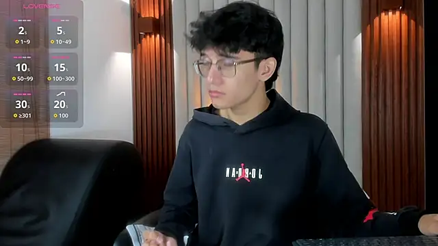 Snapshot of billie_jr chatting on 09-20-25, 04:02 billie jr online show from 09-20-25, 04:02