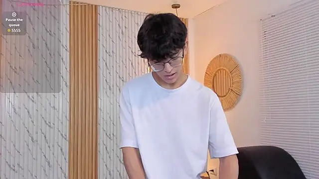 Snapshot of billie_jr chatting on 10-19-25, 04:02 billie jr online show from 10-19-25, 04:02