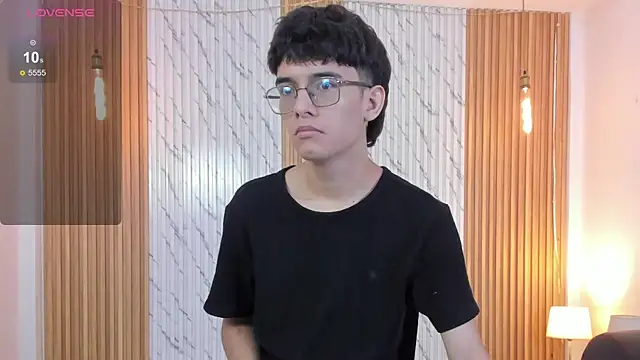 Snapshot of billie_jr chatting on 11-06-25, 04:02 billie jr online show from 11-06-25, 04:02