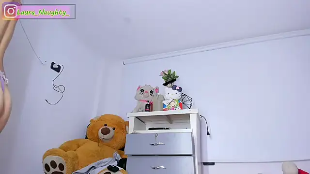 Snapshot of Laura_naughty_ chatting on 01-08-25, 08:06 Laura naughty online show from 01-08-25, 08:06