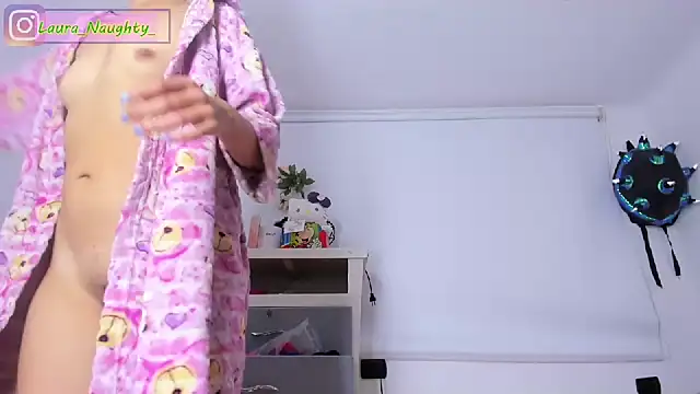 Snapshot of Laura_naughty_ chatting on 01-17-25, 09:17 Laura naughty online show from 01-17-25, 09:17