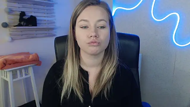 holly xglam online show from 03-18-25, 06:25