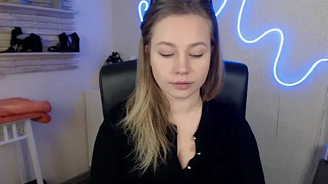 holly xglam online show from 03-19-25, 12:04