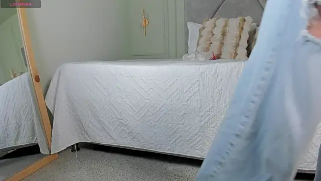 Snapshot of _Miss_Kimm chatting on 10-16-25, 12:06 Miss Kimm online show from 10-16-25, 12:06