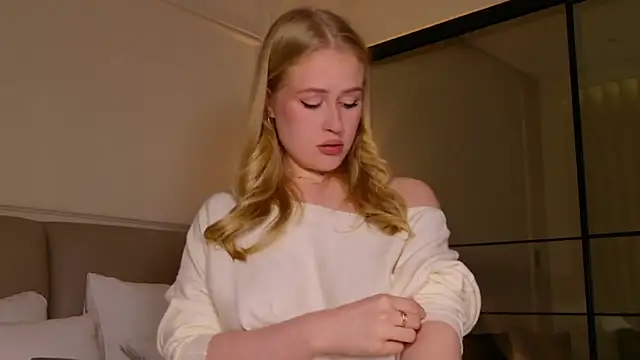 Snapshot of JuliaJaee chatting on 11-28-25, 02:42 JuliaJaee online show from 11-28-25, 02:42