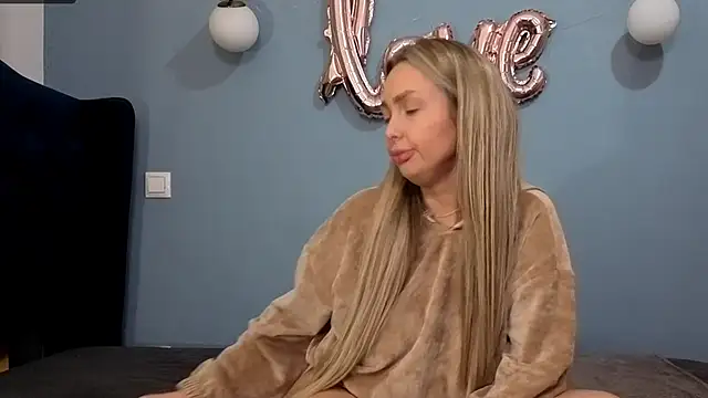 Snapshot of AnnaMaee chatting on 02-26-25, 01:21 AnnaMaee online show from 02-26-25, 01:21