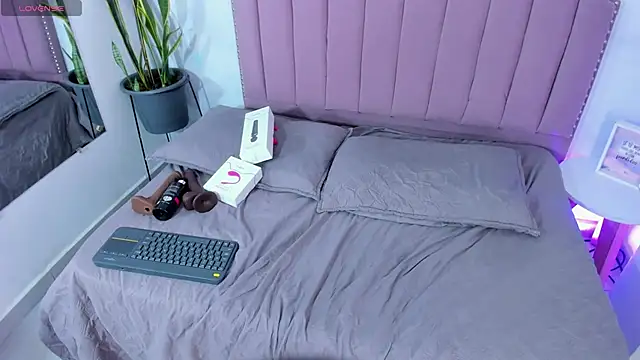 Snapshot of angeline_blake_ chatting on 01-21-25, 08:00 angeline blake online show from 01-21-25, 08:00