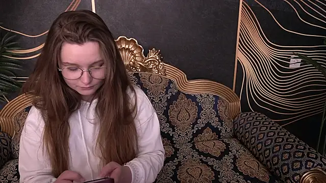 MagicPeachh  online show from 09-13-25, 07:52