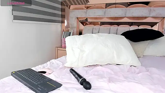 Snapshot of CamiiLovers chatting on 02-04-25, 02:28 CamiiLovers online show from 02-04-25, 02:28