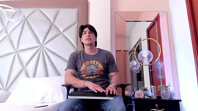 Karimferrer online show from 12-13-24, 04:22