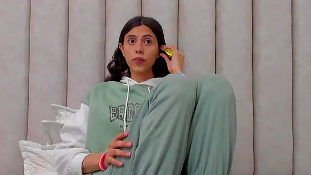 FreyaMoller online show from 10-23-25, 06:50