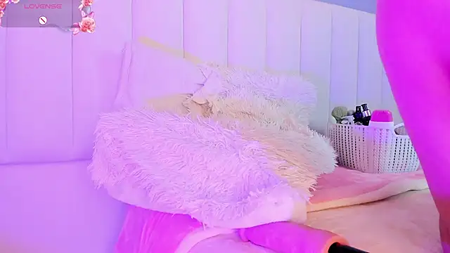 Snapshot of Sally__Walker chatting on 02-26-25, 01:32 Sally Walker online show from 02-26-25, 01:32