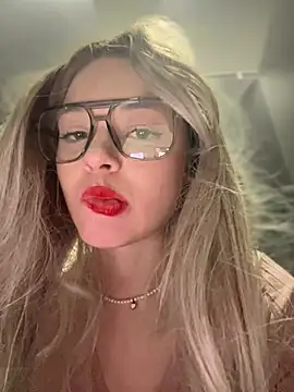 Snapshot of Times__Square chatting on 12-18-24, 06:10 Times Square online show from 12-18-24, 06:10