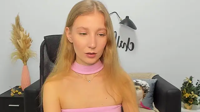 Snapshot of LolaWilsons chatting on 12-31-24, 10:04 LolaWilsons online show from 12-31-24, 10:04