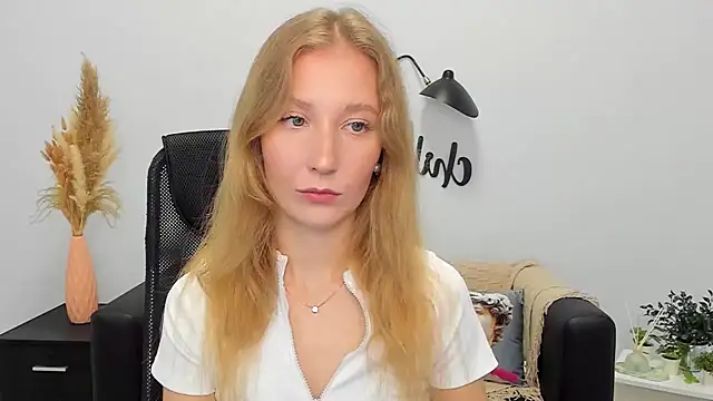 Snapshot of LolaWilsons chatting on 01-28-25, 09:19 LolaWilsons online show from 01-28-25, 09:19