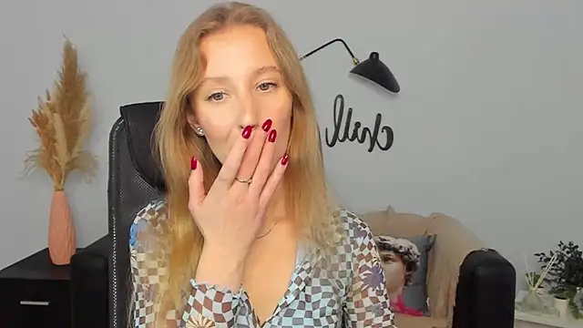 Snapshot of LolaWilsons chatting on 02-05-25, 09:25 LolaWilsons online show from 02-05-25, 09:25