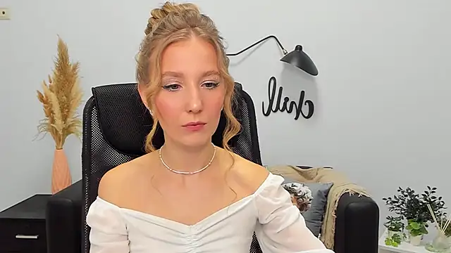 Snapshot of LolaWilsons chatting on 02-08-25, 03:00 LolaWilsons online show from 02-08-25, 03:00