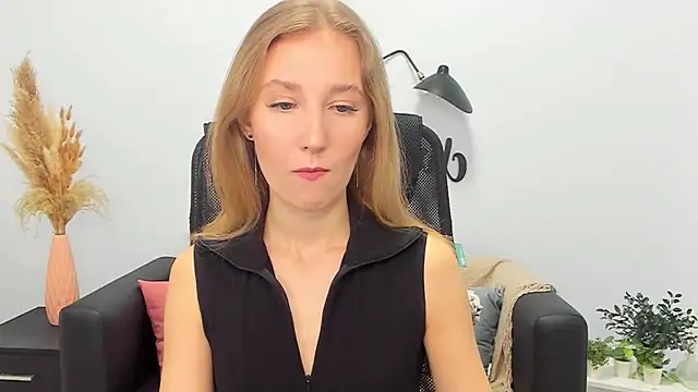 Snapshot of LolaWilsons chatting on 02-26-25, 06:15 LolaWilsons online show from 02-26-25, 06:15