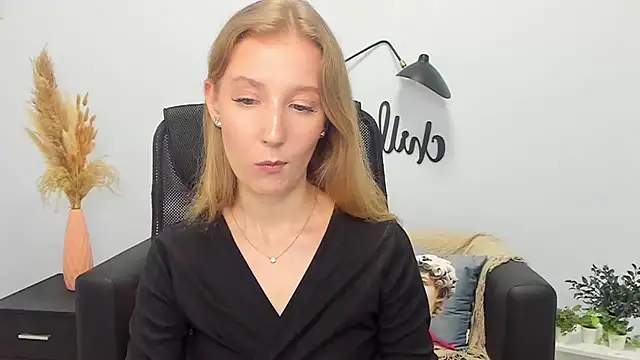 Snapshot of LolaWilsons chatting on 03-06-25, 12:09 LolaWilsons online show from 03-06-25, 12:09