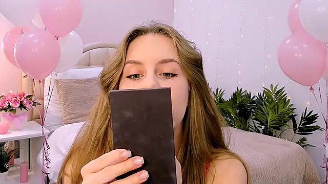 Snapshot of RozzitaBedberry chatting on 01-28-25, 09:08 RozzitaBedberry online show from 01-28-25, 09:08