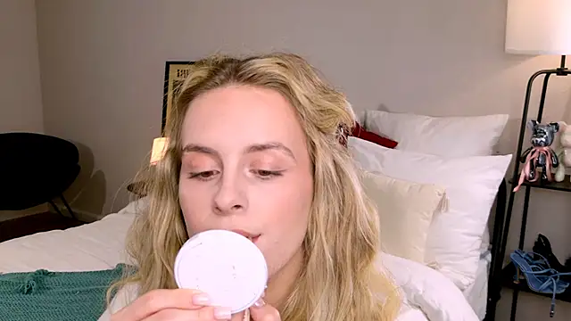 Snapshot of RozzitaBedberry chatting on 10-29-25, 01:02 RozzitaBedberry online show from 10-29-25, 01:02