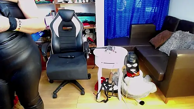 Snapshot of LiaTaylorr chatting on 09-23-25, 12:41 LiaTaylorr online show from 09-23-25, 12:41