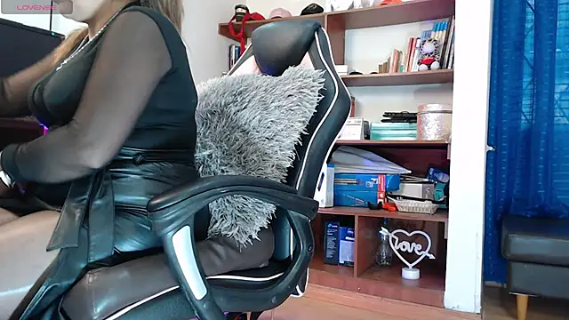 Snapshot of LiaTaylorr chatting on 10-10-25, 12:15 LiaTaylorr online show from 10-10-25, 12:15