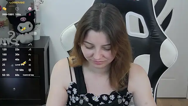 Snapshot of pretty_little_thing chatting on 05-27-26, 04:04 pretty little thing online show from 05-27-26, 04:04