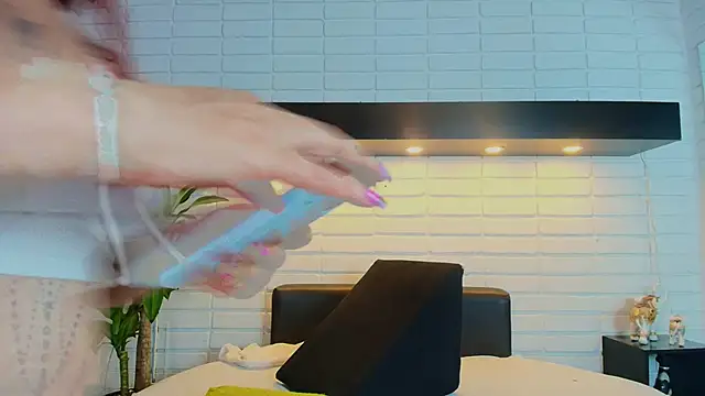 Snapshot of HannaBrave chatting on 10-28-25, 12:09 HannaBrave online show from 10-28-25, 12:09