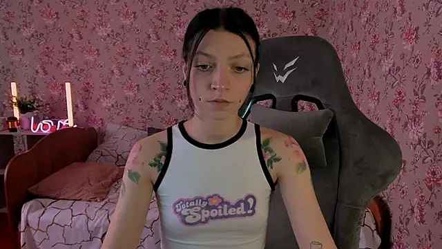 Snapshot of Lolly_Haze chatting on 11-25-25, 04:23 Lolly Haze online show from 11-25-25, 04:23