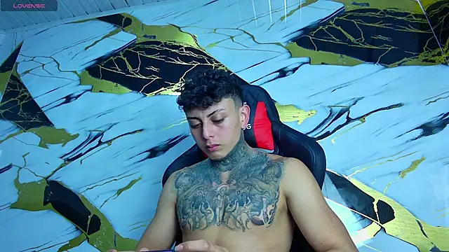 Snapshot of Kevin22_222 chatting on 03-20-25, 02:40 Kevin22 222 online show from 03-20-25, 02:40