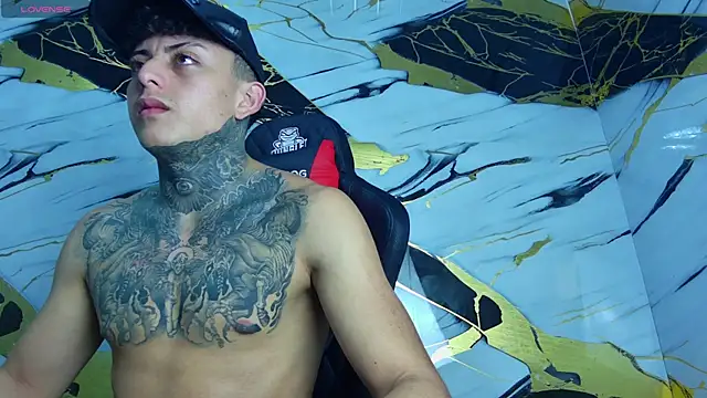 Snapshot of Kevin22_222 chatting on 03-23-25, 05:00 Kevin22 222 online show from 03-23-25, 05:00